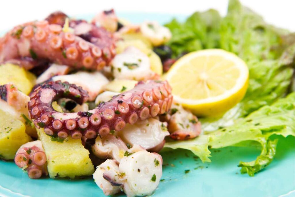 insalata di polpo e patate con limone e lattuga