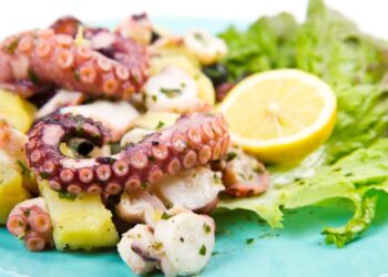insalata di polpo e patate con limone e lattuga