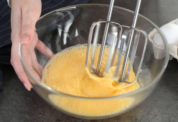 Lavoriamo col frullino per ottenere una crema omogenea, accorpiamo il burro fuso e inglobiamo con le fruste