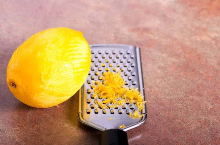 Laviamo adesso il nostro limone, asciughiamolo e grattugiamo la buccia. Accorpiamo la buccia al composto e frulliamo ancora;