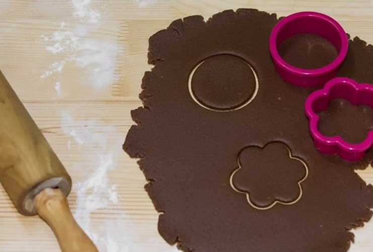 Riprendiamo il panetto e stendiamo con l’aiuto di un matterello fino ad uno spessore di mezzo centimetro. Ritagliamo i biscotti nella forma che preferiamo (anche usando il bordo di un bicchiere);