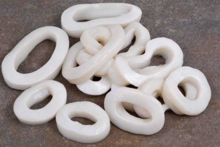 Usiamo un canovaccio per eliminare eventuale acqua in eccesso e procediamo a tagliare ogni calamaro ad anelli spessi circa mezzo centimetro;