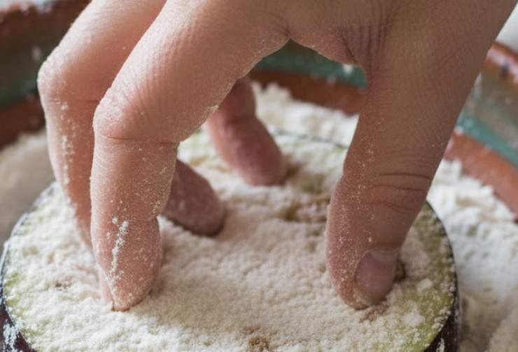 Rotoliamo le fettine di melanzane così farcite prima nella farina, poi sbattiamo l’uovo con un pizzico di sale e pepe e immergiamo le fettine infarinate di melanzane all’interno. Una volta ben zuppe sgoccioliamo l’eccesso e impaniamo col pangrattato;