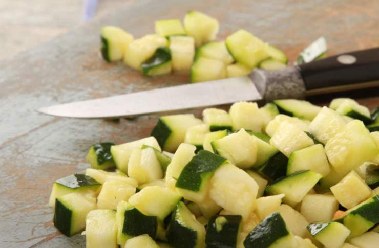Iniziamo lavando con cura le zucchine e dopo averle asciugate spuntiamole. Tagliamole a rondelle, pezzetti o a fiammiferi, come preferiamo;