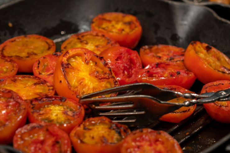 Scaldiamo un giro d’olio d’oliva in una padella antiaderente e uniamo l’aglio. Una volta dorato eliminiamolo. Accorpiamo i pomodorini e lasciamo appassire per tre o quattro minuti, con un coperchio. Intanto caliamo la pasta dopo aver salato l’acqua