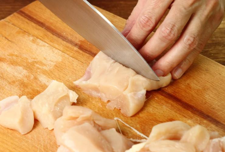 Andiamo a ridurre il petto di pollo in pezzetti più piccoli, senza preoccuparci troppo della forma;