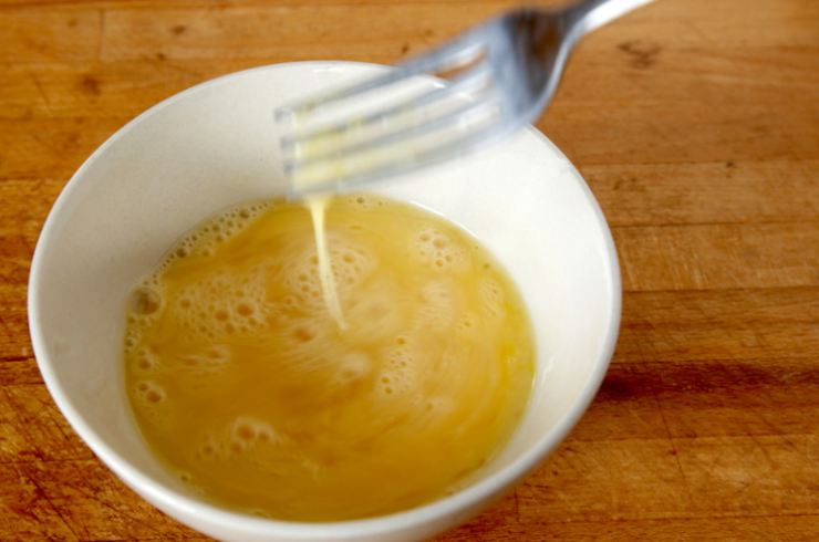 Tagliamo la mozzarella (del giorno prima possibilmente) o il formaggio dolce a fettine sottili. Rompiamo le uova in una ciotola e condiamole con sale, pepe e aromi a scelta. Sbattiamo per bene.