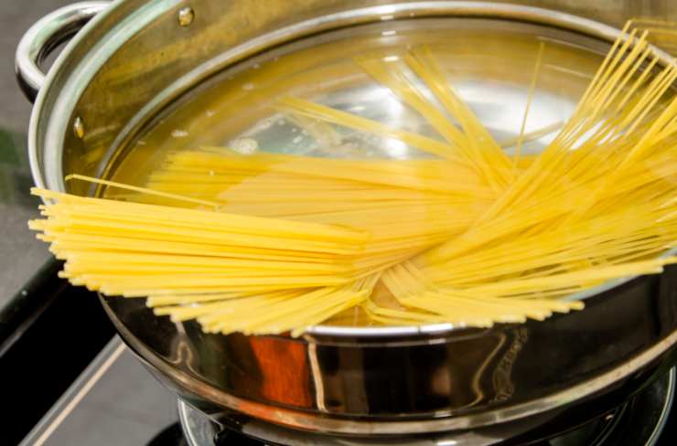 Portiamo a bollore la pentola con l’acqua per la cottura degli spaghetti e caliamo. Intanto eliminiamo l’aglio dalla padella e andiamo a filtrare il sugo delle vongole in una ciotola. Riversiamo il liquido filtrato nella padella da cui avremo tolto anche le vongole;