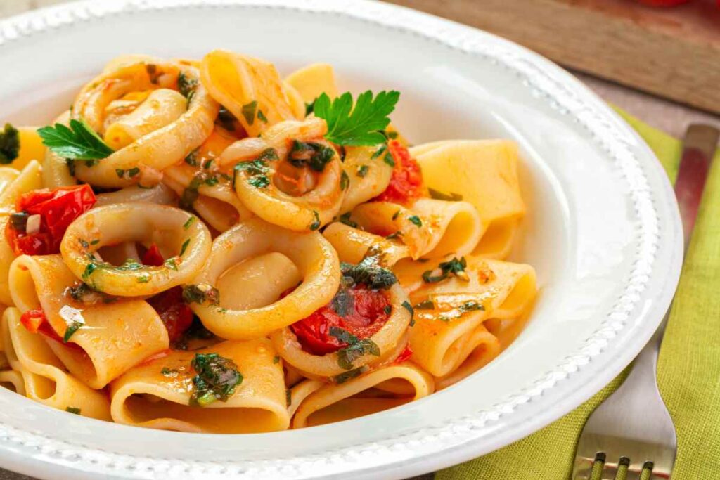 calamarata con pomodori e calamari