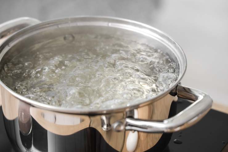 Per prima cosa, metti a bollire una pentola d’acqua salata per la pasta. Nel frattempo, pulisci i calamari eliminando le interiora e la pelle. Dopodiché, affettali ad anelli spessi circa 2 cm e taglia anche i tentacoli a pezzetti.
