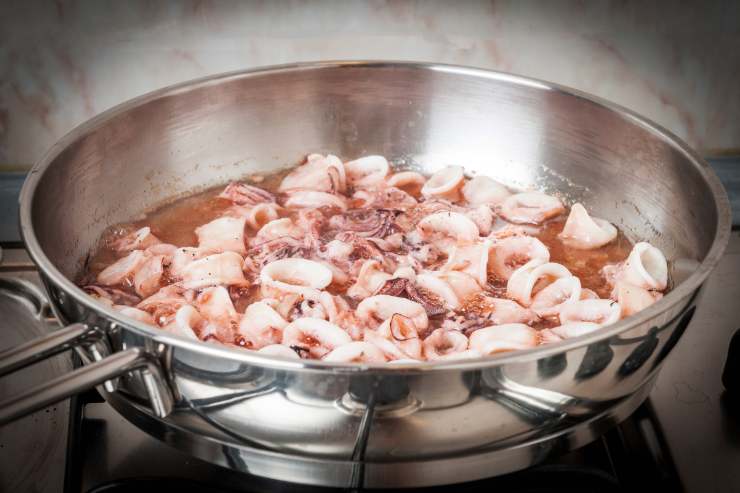 Mentre la pasta cuoce, metti a scaldare una padella con un giro d’olio extravergine d’oliva, uno spicchio d’aglio ed un po’ di peperoncino secco a piacere. Lascia soffriggere per un paio di minuti e poi aggiungi i calamari. Falli rosolare un minuto e sfumali con il vino bianco. Quando l’alcol sarà evaporato, unisci i pomodorini precedentemente lavati e tagliati a spicchi e cuoci per altri 5 minuti, mescolando di tanto in tanto.