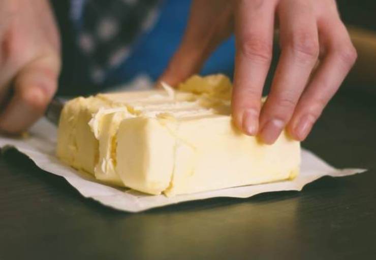 Mescolate farina, zucchero e lievito in una ciotola capiente. Unite il burro morbido e lavorate l’impasto con le dita, come per una frolla. Aggiungete l’uovo e la scorza grattugiata di arancia, impastando fino ad ottenere un panetto omogeneo: valutate se aggiungere un po’ di latte per ammorbidire leggermente l’impasto, nel caso risultasse troppo asciutto.&nbsp;&nbsp;