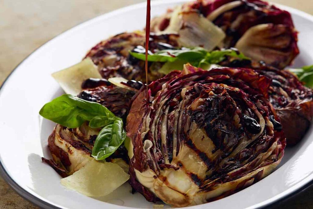 radicchio grigliato su vassoio