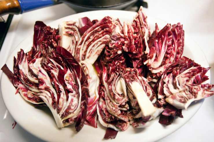 Quando la griglia sarà diventata bella calda, mettici sopra il radicchio e fallo cuocere a fiamma alta 2 minuti per lato. Ricordati di cuocerlo anche lateralmente sempre per un paio di minuti. Una volta pronto, toglilo dal fuoco e mettilo su un piatto.
