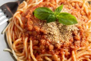 spaghetti al sugo con lenticchie