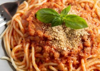 spaghetti al sugo con lenticchie