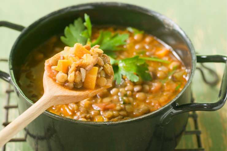 Una volta evaporato l’alcol, unisci il concentrato di pomodoro e la passata ed allunga con un po’ d’acqua. regola di sale e di pepe e cuoci con il coperchio a fiamma dolce per circa un paio d’ore, aggiungendo altra acqua calda se necessario.