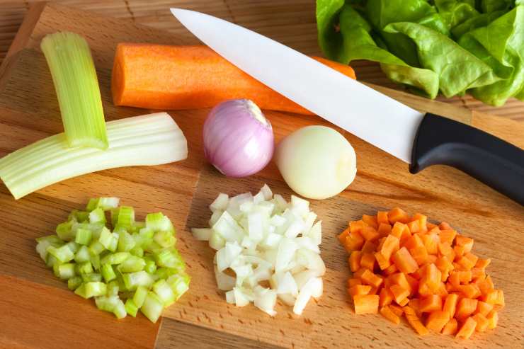 Inizia a pulire e a tritare il sedano, la cipolla e la carota. Metti tutto a rosolare in un tegame con un giro d’olio extravergine d’oliva e poi aggiungi l’alloro. Lascia insaporire per un paio di minuti ed unisci le lenticchie precedentemente sciacquate. Cuoci a fiamma vivace e poi sfuma con il vino bianco.