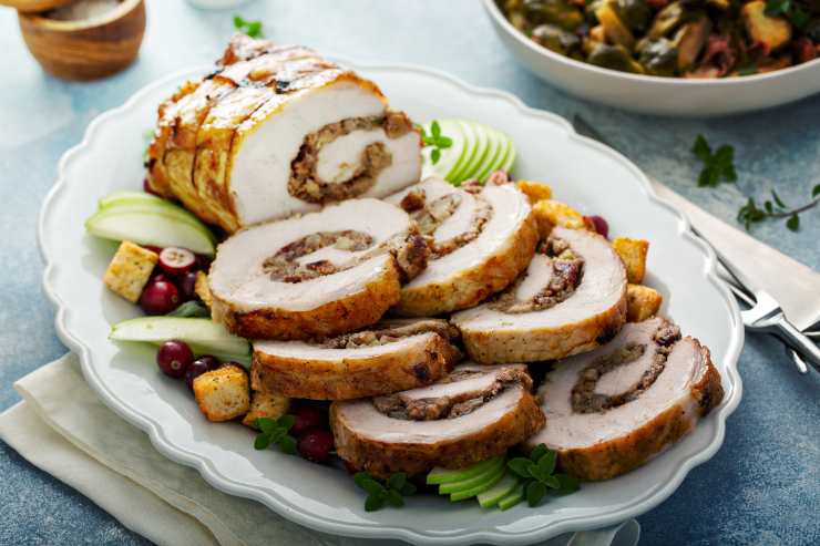 Metti a scaldare sul fuoco una padella con un filo d’olio extravergine d’oliva e rosola l’arrosto su tutti i lati. A questo punto, trasferiscilo in una pirofila con la mela rimasta tagliata a cubetti grossi, spennella la superficie con un po’ di senape e del vino bianco ed inforna a 200 gradi per 50 minuti. Trascorsa la prima mezz’ora, gira l’arrosto dall’altro lato e porta a termine la cottura. Infine sfornalo, slegalo, taglialo a fette e portalo in tavola.