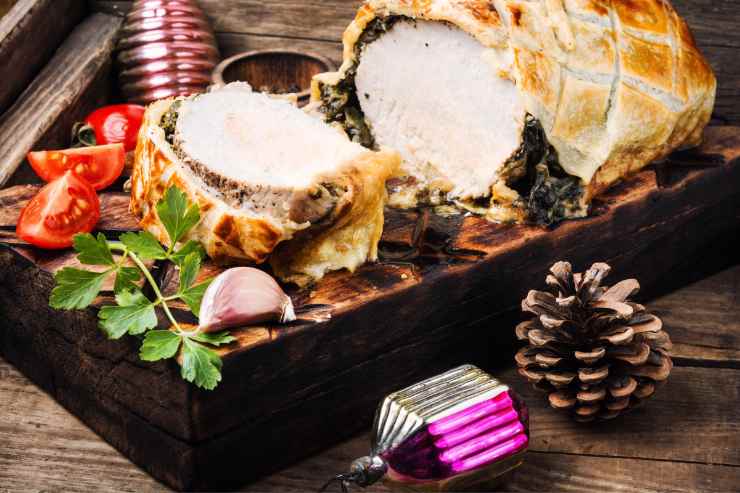 Sistema l’arrosto su una teglia coperta con un foglio di carta da forno, spennella la superficie con ancora un po’ d’uovo sbattuto e pratica delle incisioni non profonde con un coltello in obliquo, in un senso e nell’altro, per decorare. Cuoci dunque in forno preriscaldato ventilato a 180 gradi per circa 30 minuti. Quando l’arrosto sarà bello dorato e croccante all’esterno, tiralo fuori, lascialo riposare per 5-10 minuti e portalo in tavola.