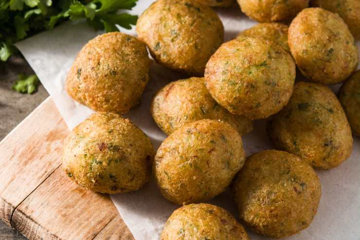 Infine, scolale e mettile ad asciugare su un vassoio coperto da uno strato di carta assorbente. Portale a tavola ben calde ed aggiungi, se vuoi, ancora un pizzico di sale e una spruzzata di succo di limone.