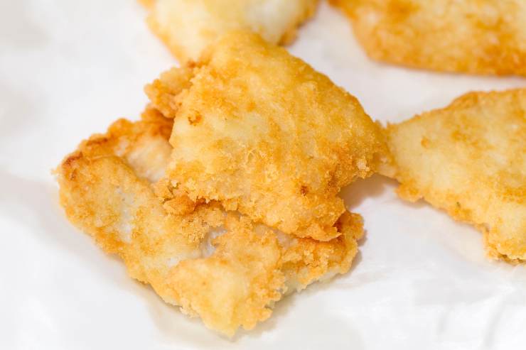 A questo punto, riprendi la pastella, immergici dentro i pezzi di baccalà e, quando l’olio sarà caldo, usalo per friggere il pesce pastellato per circa 5-8 minuti, rigirandolo in modo tale da ottenere una superficie bella dorata e croccante. Non ti resterà, quindi, che scolarlo e metterlo ad asciugare su un piatto coperto di carta assorbente.