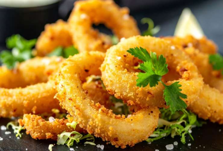 Lasciamoli dorare per bene e sgoccioliamoli sulla carta assorbente. Insaporiamo con un pizzico di sale e pepe e, se vogliamo, con una spruzzata di limone.