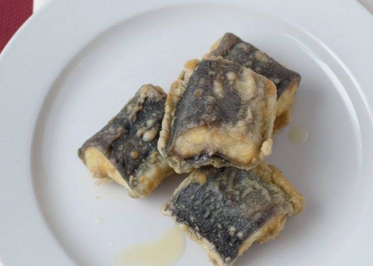 Lasciamoli dorare su entrambi i lati. Sgoccioliamoli su altra carta assorbente. Condiamo, se occorre, con un pizzico di sale. Serviamo il capitone fritto decorando il vassoio con delle foglie d’alloro: detto fatto!