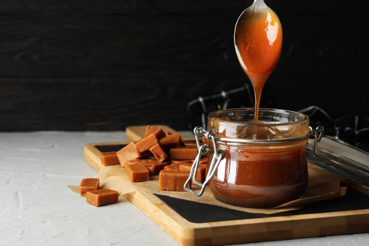 A questo punto, usa il caramello ancora caldo per preparare i tuoi dolci. Se aspetti, il caramello potrebbe continuare a cuocere nel calore del pentolino e poi, raffreddandosi, si solidificherà subito all’interno.