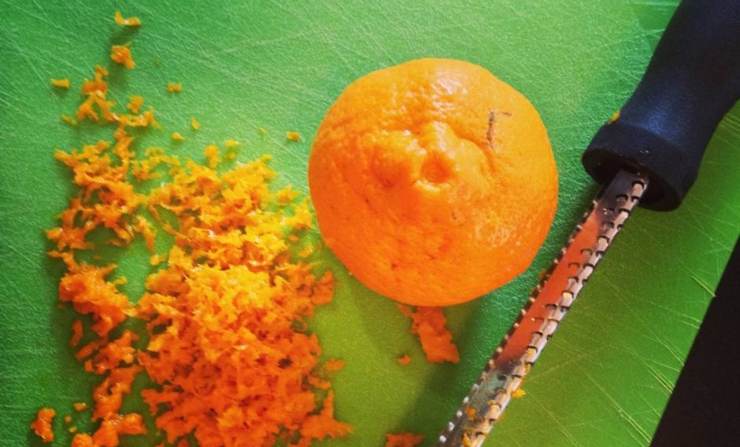 Coprite con la pellicola per alimenti e trasferite in frigo: fate riposare in frigo almeno un’ora prima di servire, così i sapori si armonizzano. Servite la cuccìa ben fresca, decorando a piacere con qualche goccia di cioccolato o cannella e frutta candita: buona e golosa!