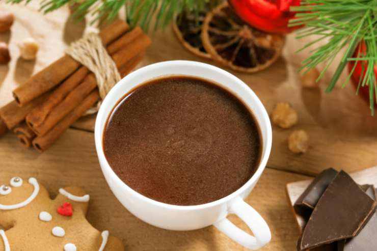 Mescoliamo per bene così da insaporire tutta la crema e distribuiamo nei bicchieri o nelle coppette.