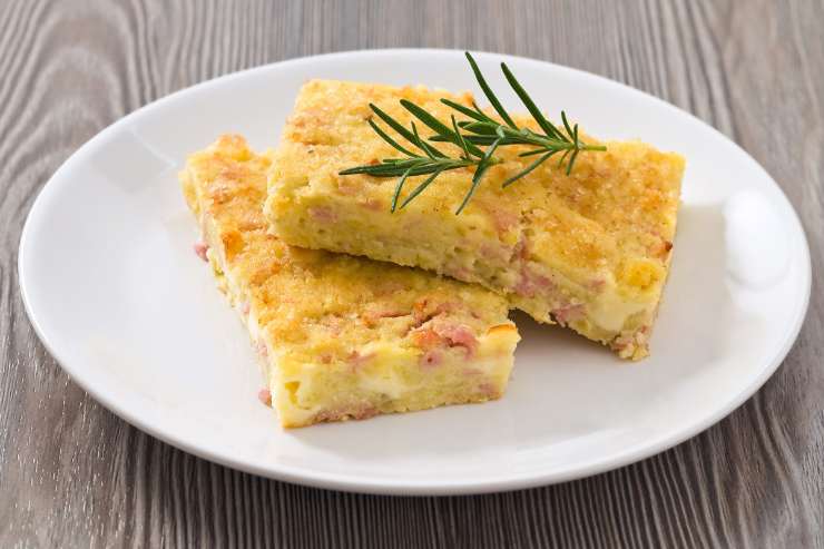 Completa con la parte restante di patate e fai delle righe in superficie con i rebbi di una forchetta. Spolverizza con un po’ di pangrattato, parmigiano grattugiato, sale, pepe e dei fiocchetti di burro. Cuoci in forno preriscaldato a 180 gradi, sul ripiano medio-basso, per circa 30-35 minuti. Una volta pronto, sforna il gateau e servilo caldo oppure a temperatura ambiente.