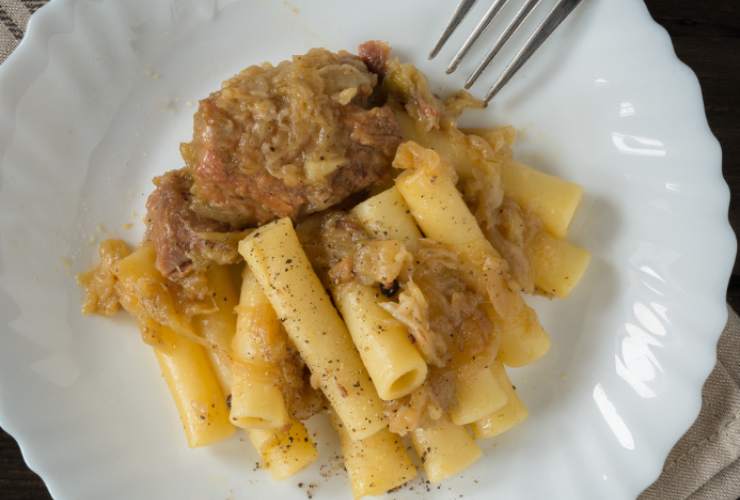 Assaggiamo il sugo della Genovese e aggiustiamo il sale. Scoliamo la pasta e riportiamo in pentola. Condiamo con un paio di coppini di Genovese. Se di nostro gusto spolveriamo con un po’ di parmigiano grattugiato.