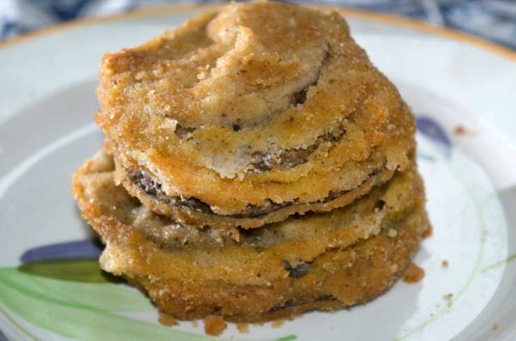 Condiamo con un pizzico di sale e, se vogliamo, anche con una spolverata di aromi.