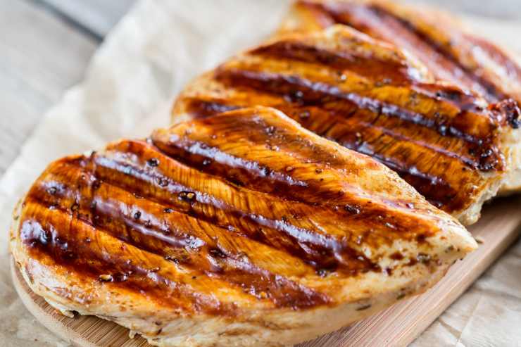 Prepara un’emulsione con olio extravergine d’oliva, pepe e succo di limone filtrato. Usala per massaggiare il petto di pollo e lascia che quest’ultimo si insaporisca per bene qualche istante. Metti, quindi, a scaldare una piastra sul fuoco e, una voltata diventata bella calda, cuoci la carne 3-4 minuti per lato. Quando sarà diventata bella abbrustolita, toglila dal fornello e lasciala riposare 5 minuti, coperta con un foglio di alluminio.