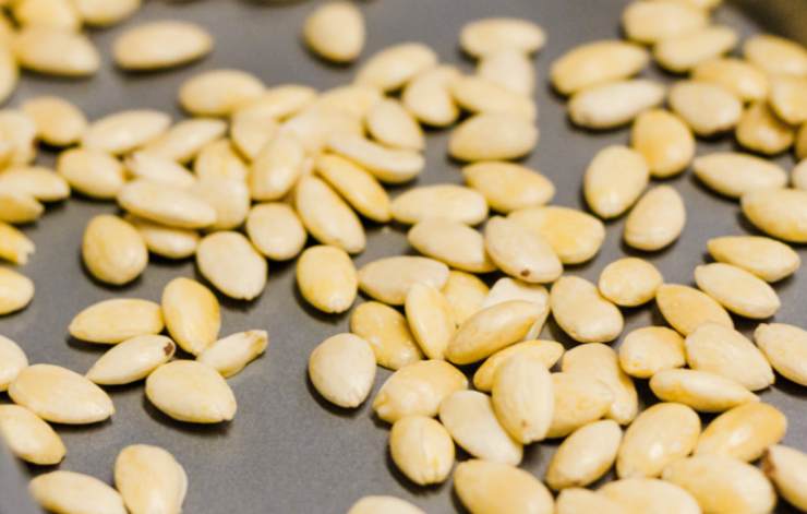 Iniziamo dalla preparazione del pesto: laviamo le foglie di basilico e poi asciughiamole con cura, intanto riversiamo le mandorle in una padella antiaderente e tostiamole per 4/5 minuti;