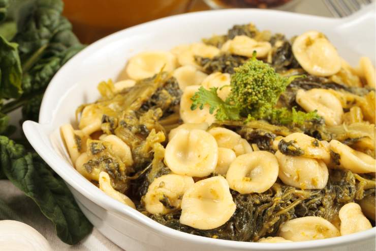 Quando la pasta sarà cotta, scolala e trasferiscila in padella con il condimento. Salta tutto per qualche istante, aggiungendo se serve un mestolo di acqua di cottura, ed impiatta con un filo d’olio extravergine d’oliva a crudo e la mollica di pane fritta.