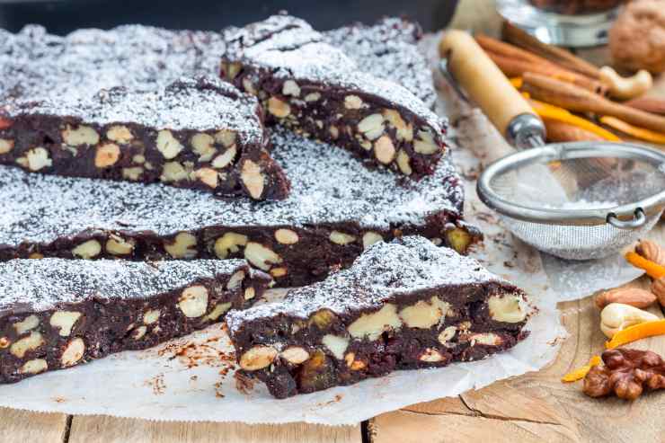 Cuoci in forno statico a 220 gradi per 10 minuti e, una volta pronto, sforna il panforte e lascialo intiepidire per alcuni minuti. Infine, sformalo e spolveralo di nuovo con lo zucchero a velo prima di servirlo.