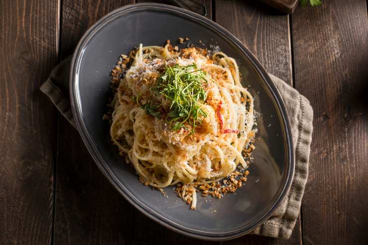 Riporta di nuovo a bollore la pentola d’acqua in cui hai cotto il cavolfiore e cala la pasta. Cuocila e scolala al dente e trasferiscila in padella con il condimento. Unisci un mestolo d’acqua di cottura e manteca qualche istante. Infine impiatta con un filo d’olio extravergine d’oliva a crudo e il pangrattato precedentemente tostato con olio extravergine d’oliva e pepe.