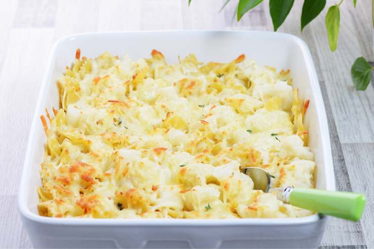 Copri tutto con una spolverata di parmigiano grattugiato ed ancora un po’ di besciamella ed inforna in forno preriscaldato a 180 gradi per circa 20 minuti. Quando si sarà formata una bella crosticina, tira fuori la tua pasta con il cavolfiore, lasciala raffreddare un poco e poi portala in tavola.