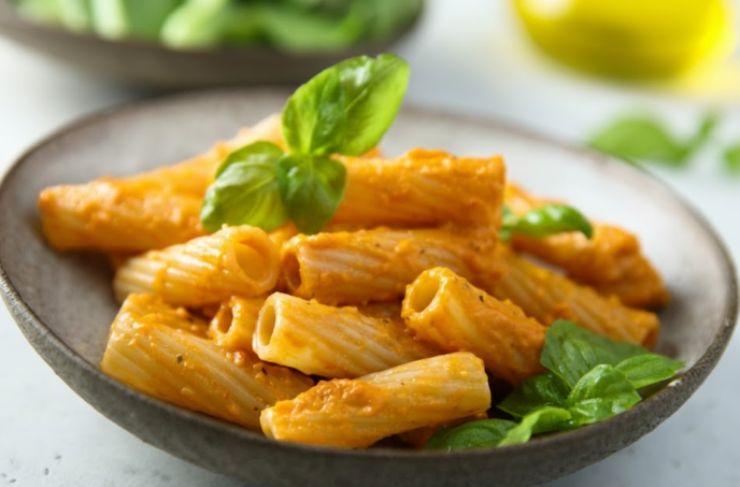 Scoliamo la pasta e riportiamo in pentola. Condiamo con il pesto ottenuto e serviamo subito: fenomenale!;