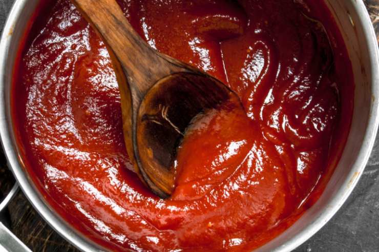 Iniziamo riversando un filo d’olio d’oliva in un tegame capiente e unendo la cipolla sminuzzata. Quando la cipolla sarà dorata accorpiamo la passata di pomodoro, copriamo col coperchio e lasciamo cuocere per una mezz’ora, rimescolando di tanto in tanto;&nbsp;&nbsp;