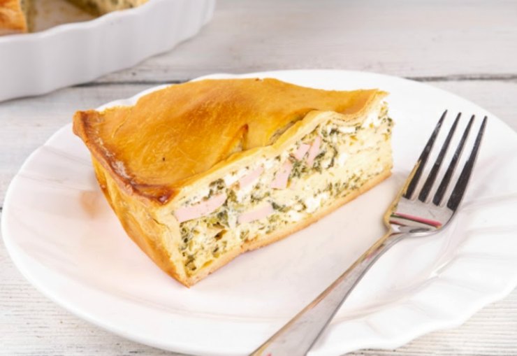 Inforniamo a 180 gradi e cuociamo per circa un’ora, poi copriamo con della stagnola. Facciamo cuocere altri 10 minuti e spegniamo il forno, tirando fuori lo stampo. Lasciamo raffreddare la pizza chiena e poi tagliamo a fette e serviamo.