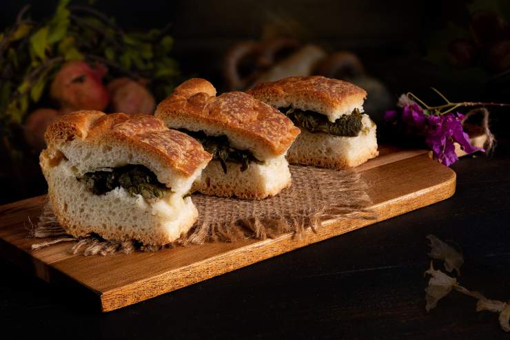 Chiudi la pizza con l’altra metà di pasta, sigilla bene i bordi, bucherella la superficie e spennellala con un tuorlo sbattuto insieme ad un goccio di latte. Inforna a 180 gradi per 45 minuti e, trascorso il tempo necessario, tira fuori la pizza di scarola e lasciala intiepidire prima di portarla in tavola.