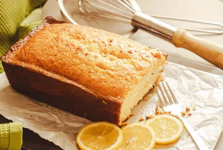 Lasciamo raffreddare il plumcake coperto da un canovaccio e una volta tolto dallo stampo guarniamo a piacere: io ci metto solo zucchero a velo, non serve altro.
