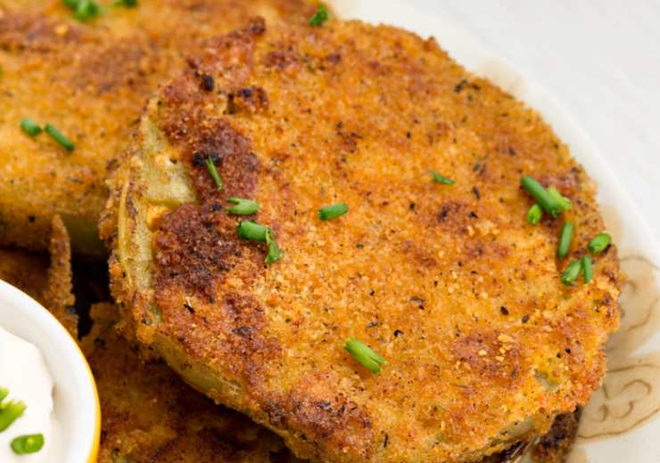 Quando saranno ben dorati su tutti i lati sgoccioliamo e condiamo con un pizzico di sale.