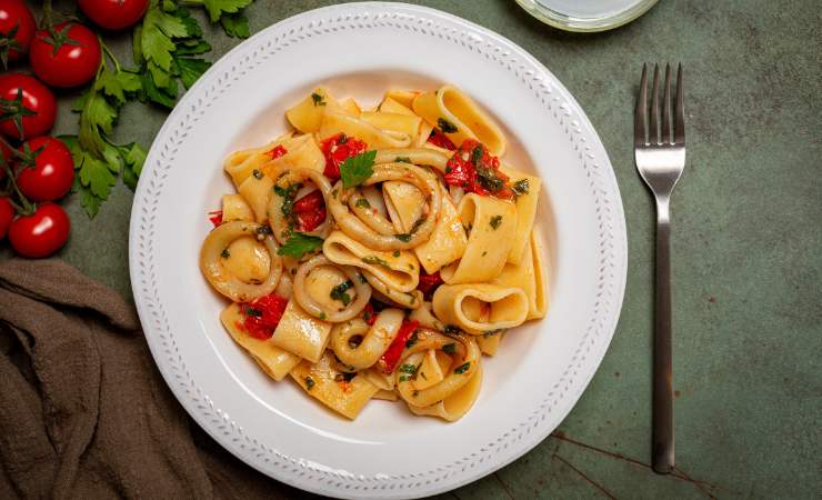 Quando la pasta sarà cotta, scolala e trasferiscila in padella con il condimento. Salta tutto per qualche istante e poi spegni il fuoco. Completa l’opera con una spolverata di prezzemolo fresco tritato al coltello, infine impiatta e porta in tavola.