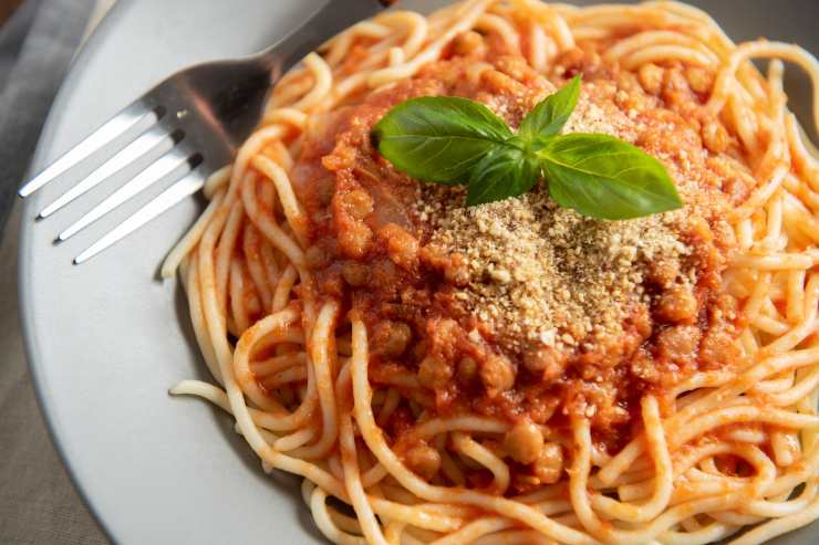 A cottura ultimata, metti a bollire una pentola d’acqua salata per la pasta e, una volta pronta, scolala e condiscila con il ragù di lenticchie che avrà ormai raggiunto una consistenza bella densa e cremosa. Chi vuole, può completare il piatto con una spolverata di parmigiano grattugiato.
