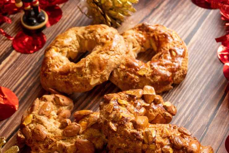 Sistemale su una teglia coperta di carta da forno, spennella la superficie con un tuorlo d’uovo sbattuto e cuoci in forno a 180 gradi per circa 20 minuti. Trascorso il tempo necessario, sforna i tuoi roccocò e lasciali intiepidire 10 minuti prima di portarli in tavola.