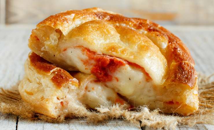 Spennella la superficie con l’uovo sbattuto ed inforna a 200 gradi per 20 minuti circa. Trascorso il tempo necessario, i rustici leccesi dovrebbero essere diventati belli dorati. Tirali quindi fuori e portali in tavola. Potrai gustarli sia caldi che a temperatura ambiente, saranno sempre buonissimi!